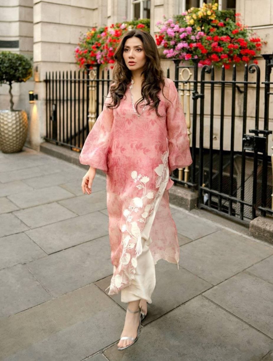 Mahira Khan Orgnza Suit
